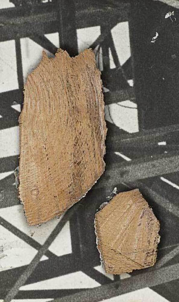 Collage di Kurt Schwitters con materiali simil legno dalle forme astratte applicati a un fondo fotografico