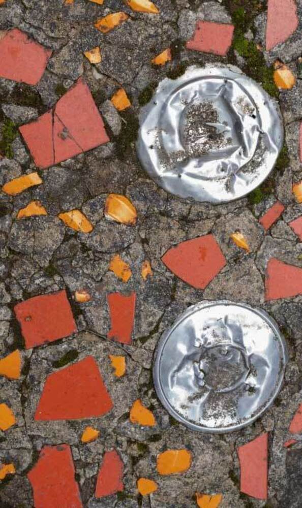Pavimentazione di un viale all’aperto del Fuseum, composta da un mosaico di ceramiche e borchie metalliche di automobili.