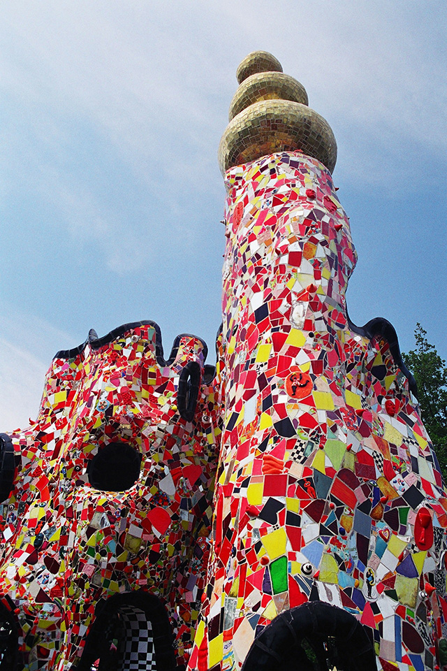 Una delle costruzioni del Giardino dei Tarocchi, ricoperta di un fitto mosaico di ceramiche coloratissime.