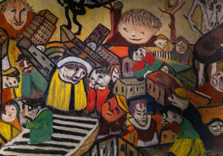 Dettaglio di un dipinto di Brajo Fuso che ritrae figure addossate dalle facce inquietanti in un contesto cittadino