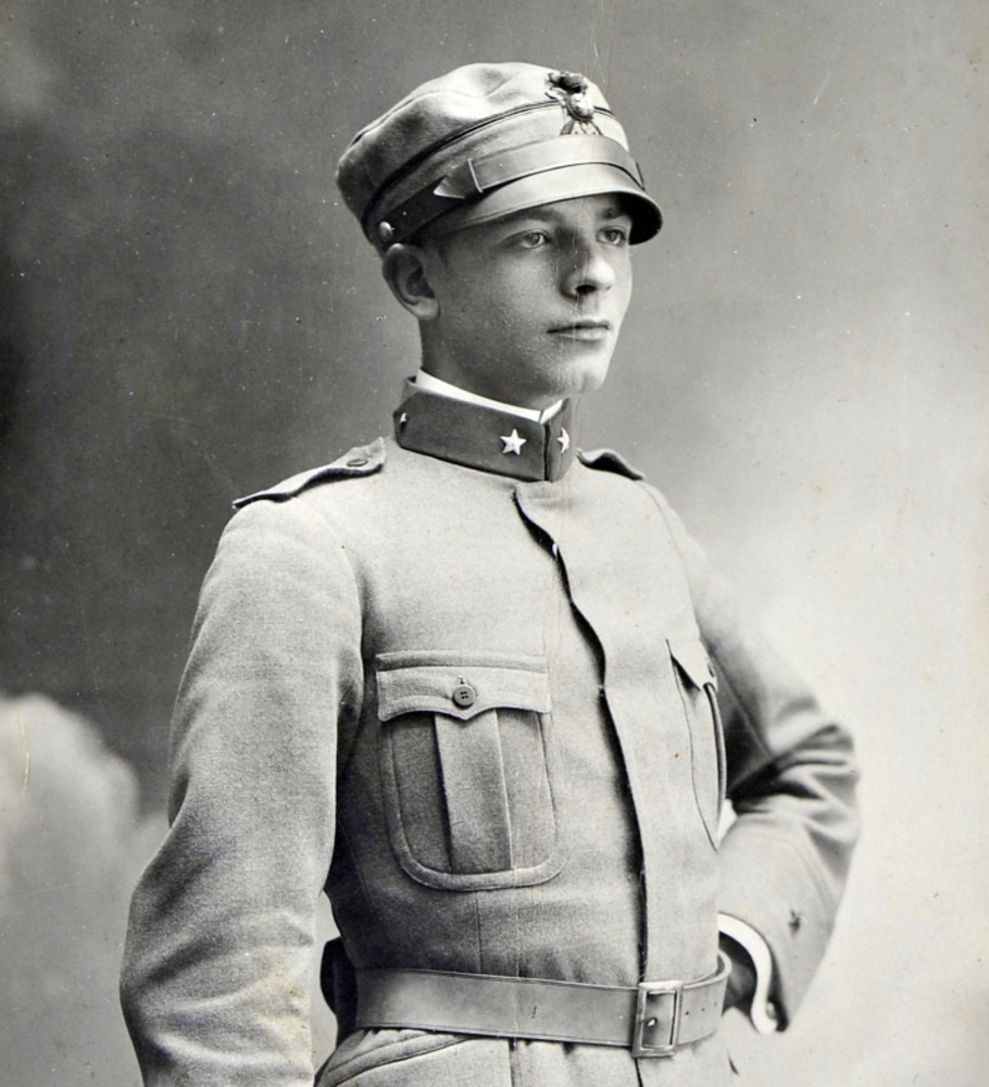 Foto di un giovane Brajo Fuso con uniforme militare, immortalato dalla vita in su e girato di tre quarti.