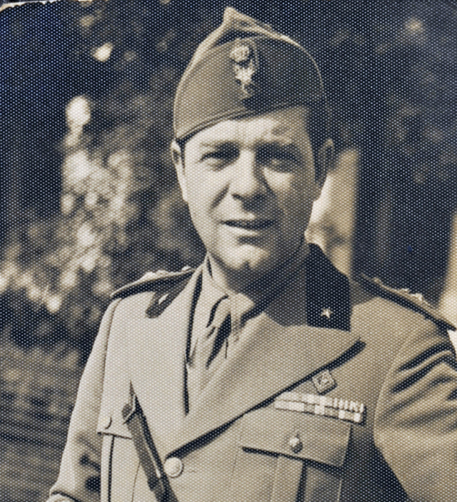 Foto a mezzobusto di Brajo Fuso con uniforme militare.